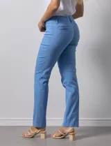 Pantalón de gabardina elastizada color celeste, marca Zac & Rachel, de corte slim. Tiene pretina con pasadores, botón y cierre. Delantera con tres bolsillos y trasera con bolsillos ojal.