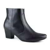 Bota corta negra de cuero con punta fina y taco cuadrado.