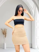 Conjunto de top bandeau y minifalda color negro.