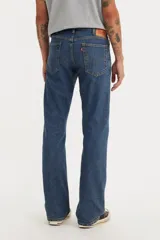 Pantalón de jean azul oscuro, corte bootcut, tiro medio y confección sin elasticidad.