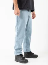 Pantalón jean celeste de corte recto.