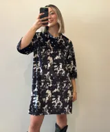 Vestido corto con estampado tie-dye en tonos azules y blancos, de corte recto y mangas cortas.