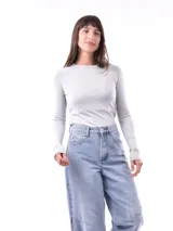 Buzo gris de manga larga con cuello redondo y puños y ruedo acanalados.