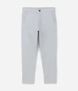 Pantalón de hombre color gris claro, corte slim, confeccionado en sarga leve. Cuenta con cierre de botón y cremallera, y bolsillos.