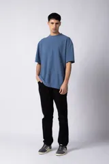 Remera de hombre color crudo, corte oversize, confeccionada en algodón grueso con textura micropanal. Diseño liso sin logos, con costura en forma de 'X' en la espalda. Ideal para un look casual y relajado.