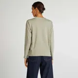 Remera verde oliva de manga larga con cuello redondo.