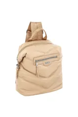 Mochila color camel con diseño acolchado y pespuntes en forma de V. Tiene un bolsillo frontal con cierre y logo de la marca. Las correas son anchas y ajustables con el nombre de la marca bordado.