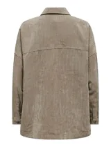 Camisa color beige de pana con cuello clásico, corte oversize, mangas largas y bolsillos en el pecho.