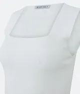 Blusa cropped naranja de punto con escote cuadrado y bretel ancho.