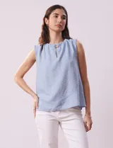 Blusa sin mangas color beige, de crepe. Cuello a la base con frunce, apertura ojal y botón.
