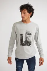 Remera de hombre gris, con estampado gráfico de Nueva York, de fit regular y manga larga.