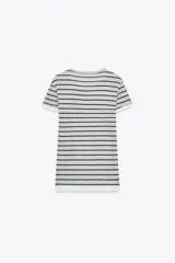 Camiseta gris con rayas horizontales negras, cuello redondo y mangas cortas.