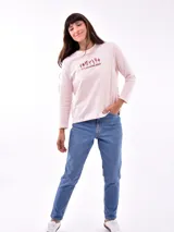 Remera blanca de manga larga con cuello redondo y estampado frontal con la frase "All my love darling" en color celeste.
