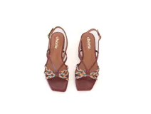 Sandalias de cuero color caramelo con tiras finas y detalle frontal trenzado en colores celeste y naranja. Pulsera ajustable con hebilla metálica y base plana con taco bajo geométrico.