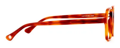 Armazón de acetato color caramelo, de forma cuadrada y estilo retro, con patillas delgadas y núcleo de metal plateado.