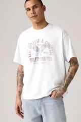 Remera blanca de corte holgado con estampado de águila y texto en tonos violeta y gris.