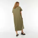 Vestido largo de corte recto, color verde militar, con cuello redondo y mangas cortas. Presenta aberturas laterales en el ruedo.