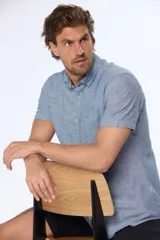 Camisa celeste de lino y algodón, de manga corta, con cuello abotonado y bolsillo en el pecho.