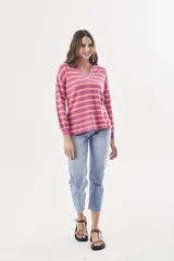 Sweater de punto a rayas horizontales fucsia y mostaza, con escote en V y mangas globo.