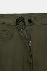 Pantalón de mujer color verde militar, estilo balloon o ancho, con tiro alto, cinco bolsillos y cierre frontal con cremallera y botón.