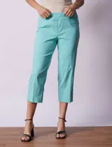 Pantalón capri verde esmeralda de gabardina elastizada, marca Zac & Reachel. Tiene pretina ancha elastizada y bolsillos simulados en la parte delantera y trasera.