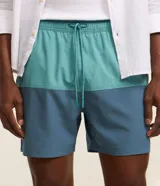 Bermuda de baño masculina confeccionada en microfibra, con cintura elástica, cordón ajustable, bolsillos laterales y trasero con cremallera, y estampado bicolor.