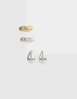 Set de aros plateados con forma de gota y dos earcuffs, uno dorado liso y otro plateado trenzado.