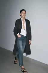 Pantalón de jean de tiro bajo, corte recto y largo cropped. Tiene cinco bolsillos, efecto lavado y cierre frontal con cremallera y botón.