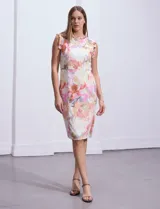Vestido midi de crepe floral, con cuello a la base con volados, cintura entallada, espalda con abertura central y cierre invisible.