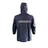 Campera impermeable azul marino con capucha, cierre frontal con cremallera y bolsillos laterales con cierre. Incluye el escudo de la Asociación Uruguaya de Fútbol (AUF) y la bandera de Uruguay en el pecho.