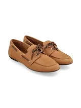 Mocasín náutico color marrón confeccionado en 100% cuero, con cordones de cuero y suela de goma.