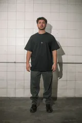Remera negra de algodón con logo pequeño estampado en el pecho.