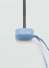 Paraguas plegable color negro con funda a juego y logo estampado.