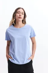 Remera celeste de algodón con cuello redondo y calce regular.