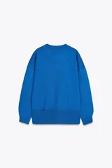 Sudadera azul de cuello redondo y manga larga con acabados en rib.