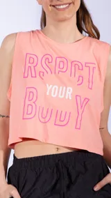 Top deportivo corto color rosa fucsia, sin mangas y con cuello redondo. Estampado frontal con el texto "Respect Your Body" en letras amarillas con contorno y la palabra "Your" en blanco.