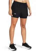 Short deportivo Under Armour Fly By 2 en 1 para mujer, color negro con logo blanco.