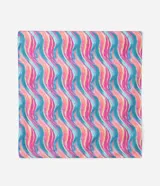 Pañuelo cuadrado de poliéster con estampado de ondas en tonos rosa, celeste y verde.