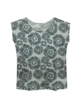 Remera holgada con estampado floral en tonos verde y blanco, de manga corta.