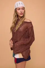 Gorro tipo casquete tejido a crochet color marrón.