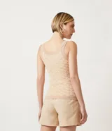 Musculosa de punto color beige con estampado geométrico, escote en V y breteles anchos.