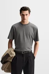 Camiseta gris de corte recto, cuello redondo y manga corta.