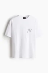 Remera blanca de algodón con cuello redondo y hombros caídos. Estampado pequeño en el pecho con la frase "Puerto Vallarta Beach Bar". Corte holgado.