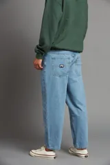 Pantalón de jean negro de corte recto.