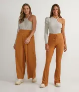 Pantalón pantalona color marrón, de lino y viscosa, con cintura elástica, bolsillos laterales y corte amplio.