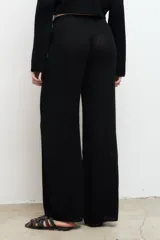 Pantalón de punto azul con bolsillos, confeccionado en 100% algodón, de corte holgado.