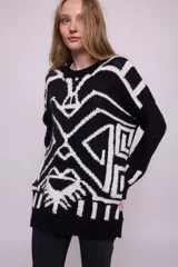 Sweater negro de lana con cuello redondo y diseño geométrico blanco en el frente, la espalda y las mangas.