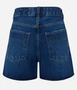 Short de jean azul oscuro, tiro medio, con trabillas en la cintura, cierre tradicional por botón y cremallera, bolsillos, bajos acortados a hilo y aberturas laterales.