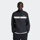 Campera deportiva negra con una franja horizontal blanca en el pecho, cierre frontal y logo de New Balance en el pecho.