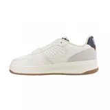 Championes urbanos Lacoste modelo L001 Set 224 2 SMA, color blanco hueso con detalles en azul marino y rojo. Presentan el logo de la marca bordado en el lateral y suela de goma color caramelo.